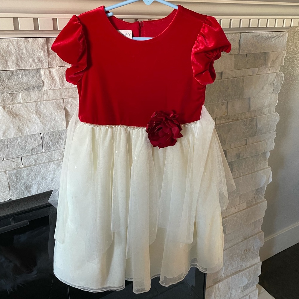 Never worn little girls beautiful Christmas dress.